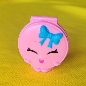 Pink Toy with Blue Bow SHOPKINS KELSEY COMPACT Figure